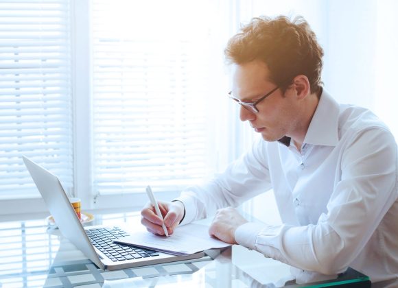 Agent territorial assis derrière un bureau dans une mairie