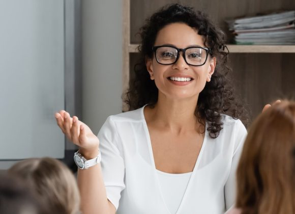 professeur des écoles devant ses élèves