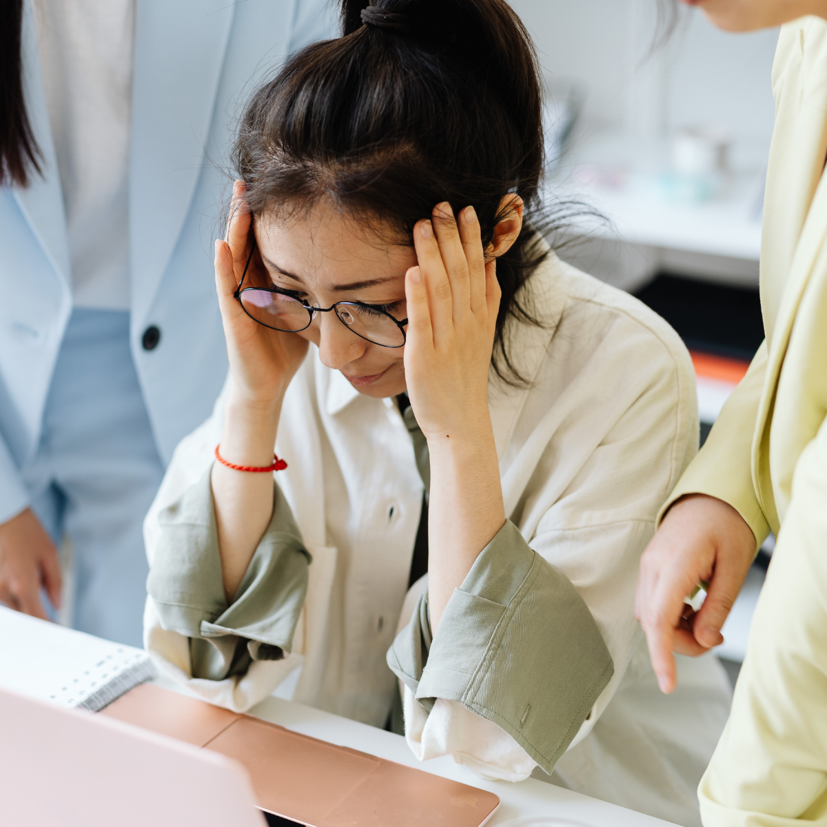 Jeune femme en situation de stress au travail